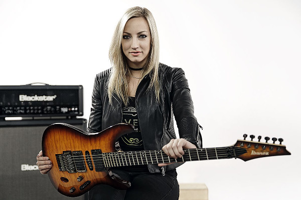 La chitarrista Nita Strauss