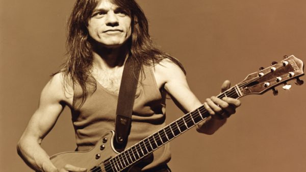 Il chitarrista Malcolm Young