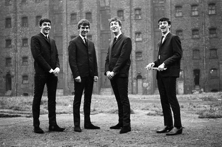 I Beatles in una bella foto in bianco e nero.