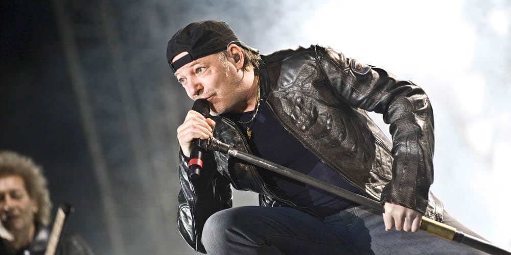 Vasco Rossi durante una esibizione
