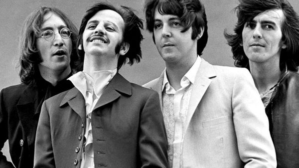 I Beatles in una fotografia in bianco e nero