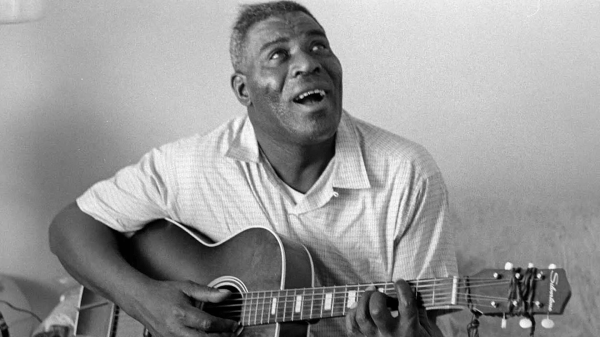 Il chitarrista americano Howlin’ Wolf in una bella foto in bianco e nero.