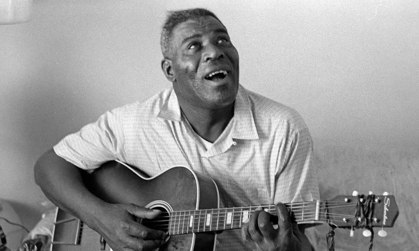 Il chitarrista americano Howlin’ Wolf in una bella foto in bianco e nero.