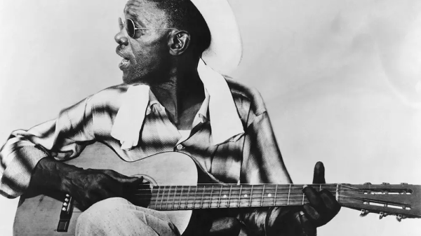 Lightnin' Hopkins in una foto in bianco e nero.