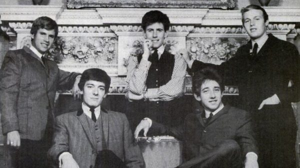 Da destra a sinistra: Eric Haydock, Allan Clarke, Graham Nash, Tony Hicks, Bobby Elliott