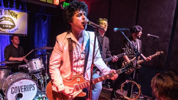 Billie Joe Armstrong sul palco con i The Coverups