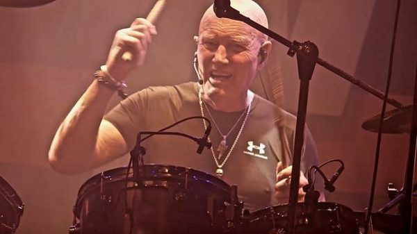 Il batterista gallese Chris Slade