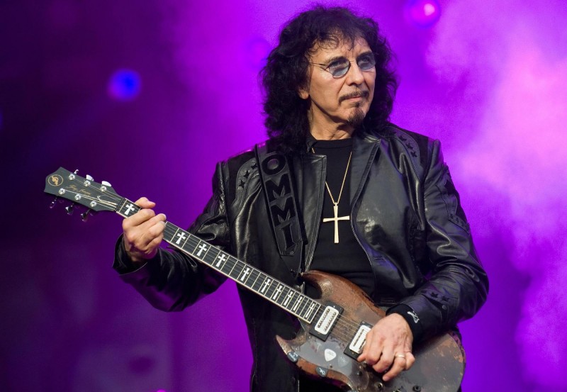 Il chitarrista mancino Tony Iommi