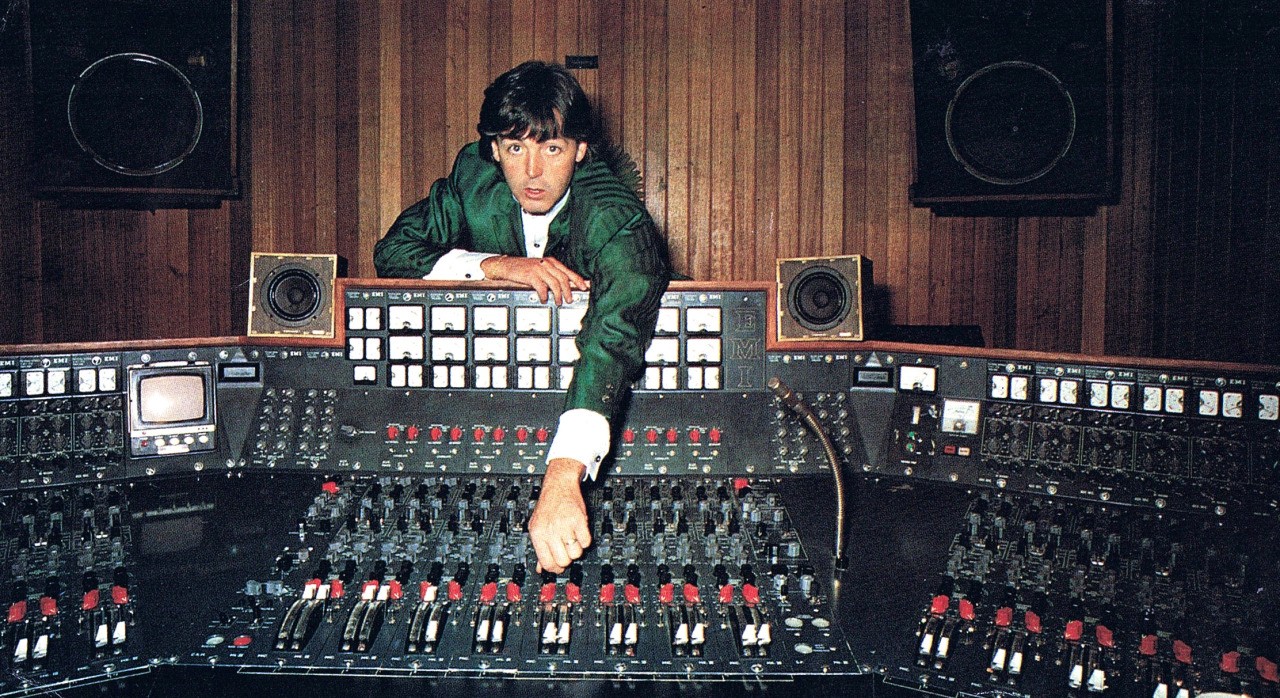 Paul McCartney alla console in studio di registrazione