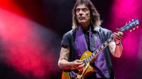 Il chitarrista londinese Steve Hackett