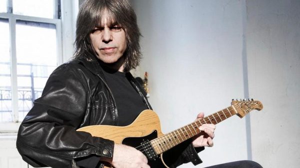 Il chitarrista americano Mike Stern