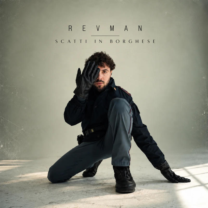 fronte della copertina del nuovo album di Revman, il rapper poliziotto